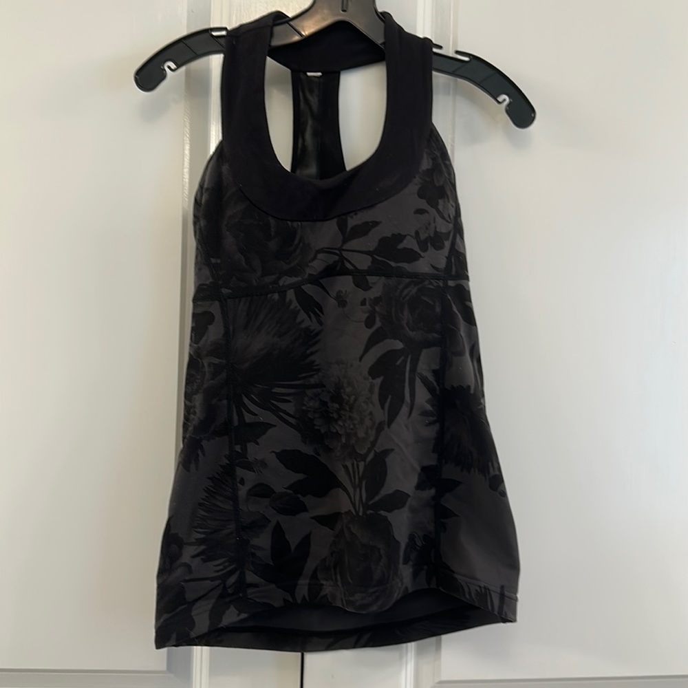 Lululemon black scoop neck tank top. Size 4